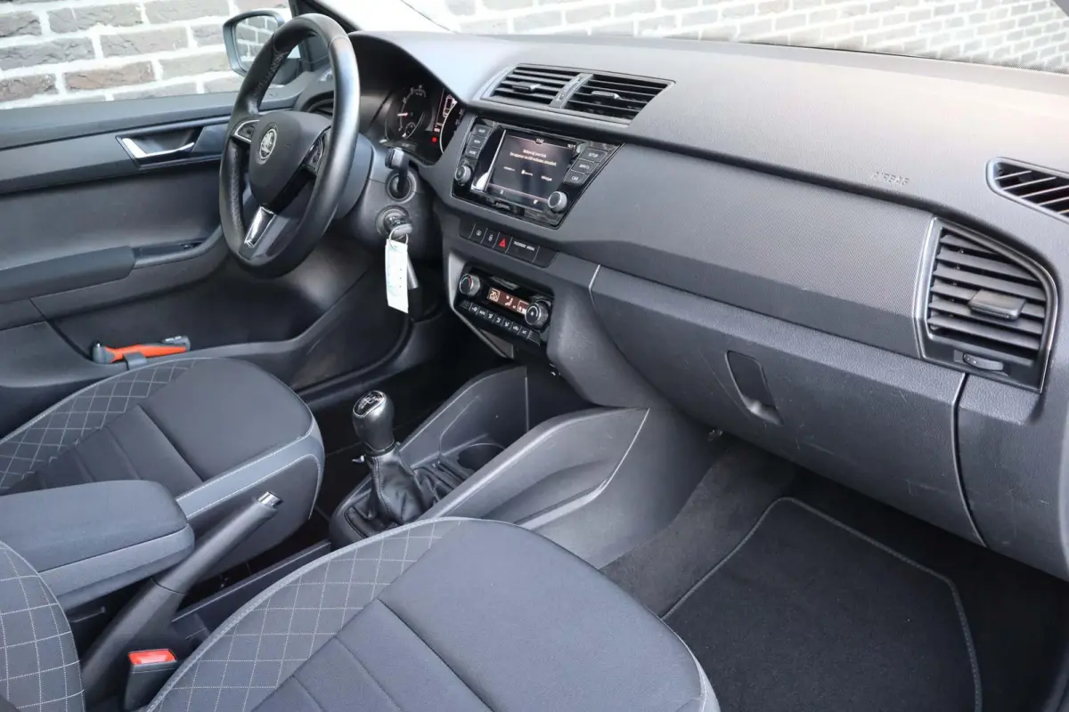 1.0 TSI 95pk Ambition | Volautomatische airconditioning | All season banden | Parkeersensoren achter