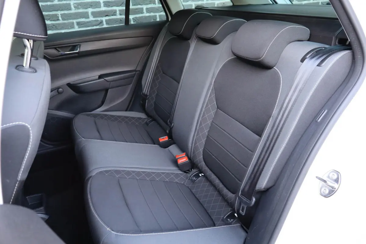 1.0 TSI 95pk Ambition | Volautomatische airconditioning | All season banden | Parkeersensoren achter