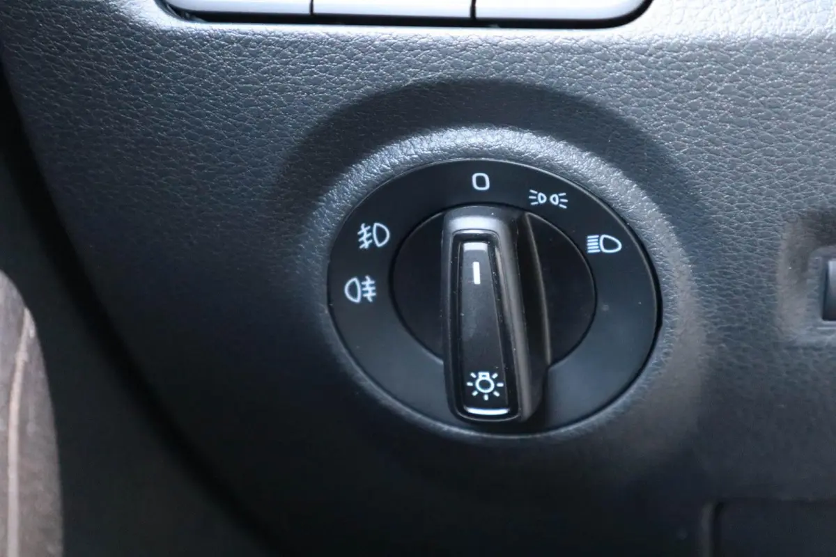 1.0 TSI 95pk Ambition | Volautomatische airconditioning | All season banden | Parkeersensoren achter