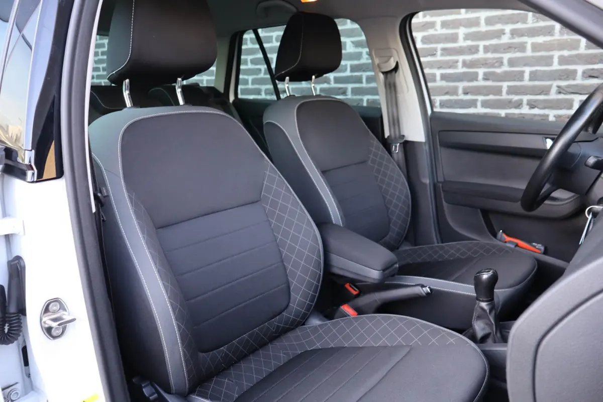 1.0 TSI 95pk Ambition | Volautomatische airconditioning | All season banden | Parkeersensoren achter