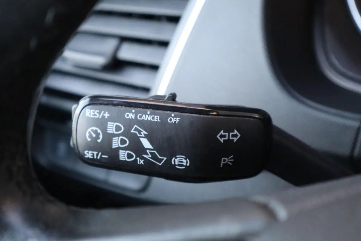 1.0 TSI 95pk Ambition | Volautomatische airconditioning | All season banden | Parkeersensoren achter