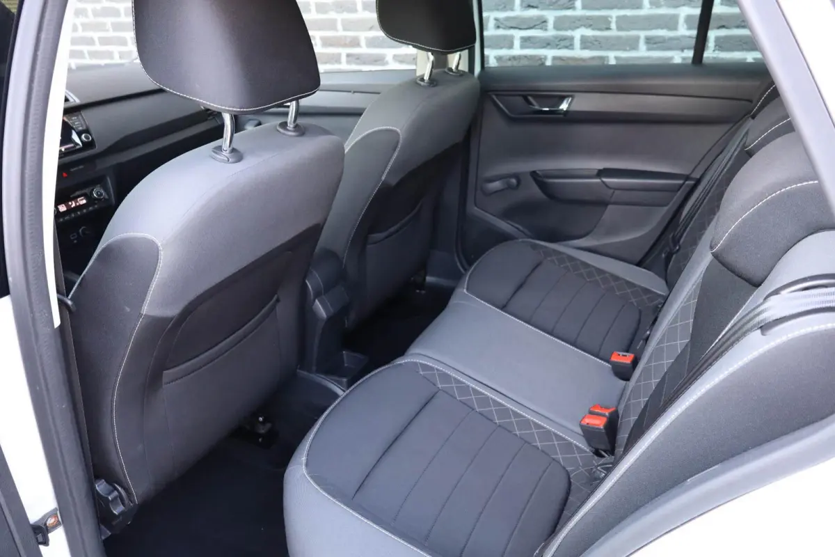 1.0 TSI 95pk Ambition | Volautomatische airconditioning | All season banden | Parkeersensoren achter