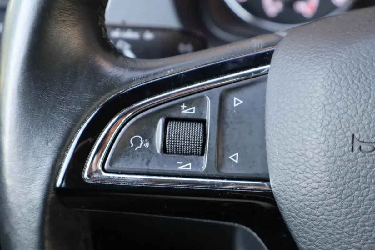 1.0 TSI 95pk Ambition | Volautomatische airconditioning | All season banden | Parkeersensoren achter