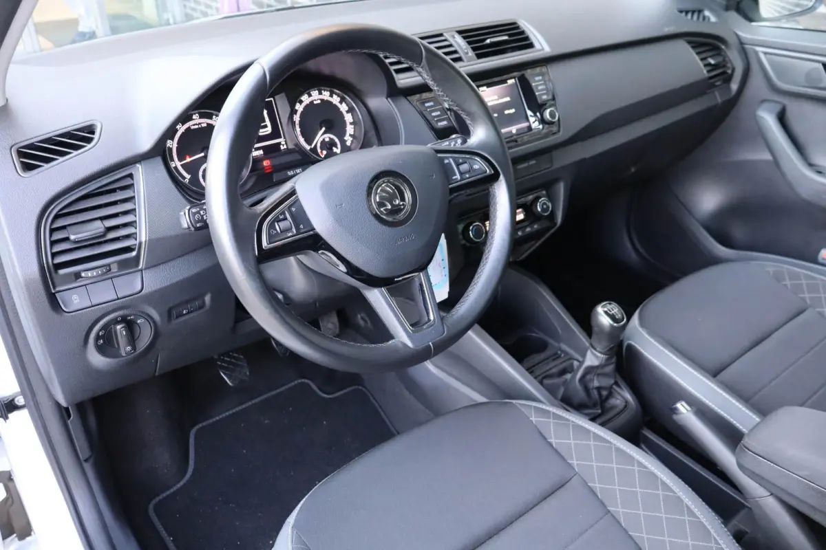 1.0 TSI 95pk Ambition | Volautomatische airconditioning | All season banden | Parkeersensoren achter
