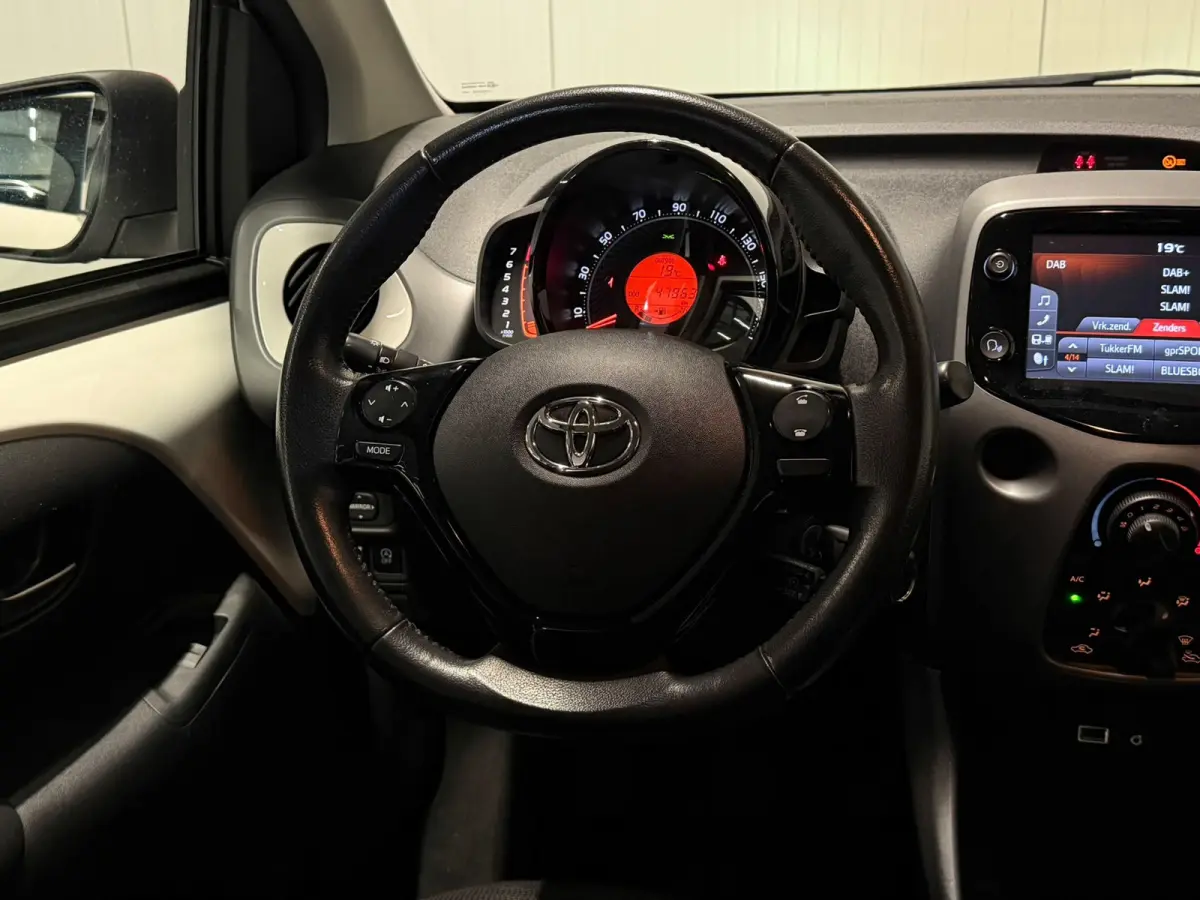 1.0 VVT-i x-play NAVI NL Auto NAP Camera Cruise