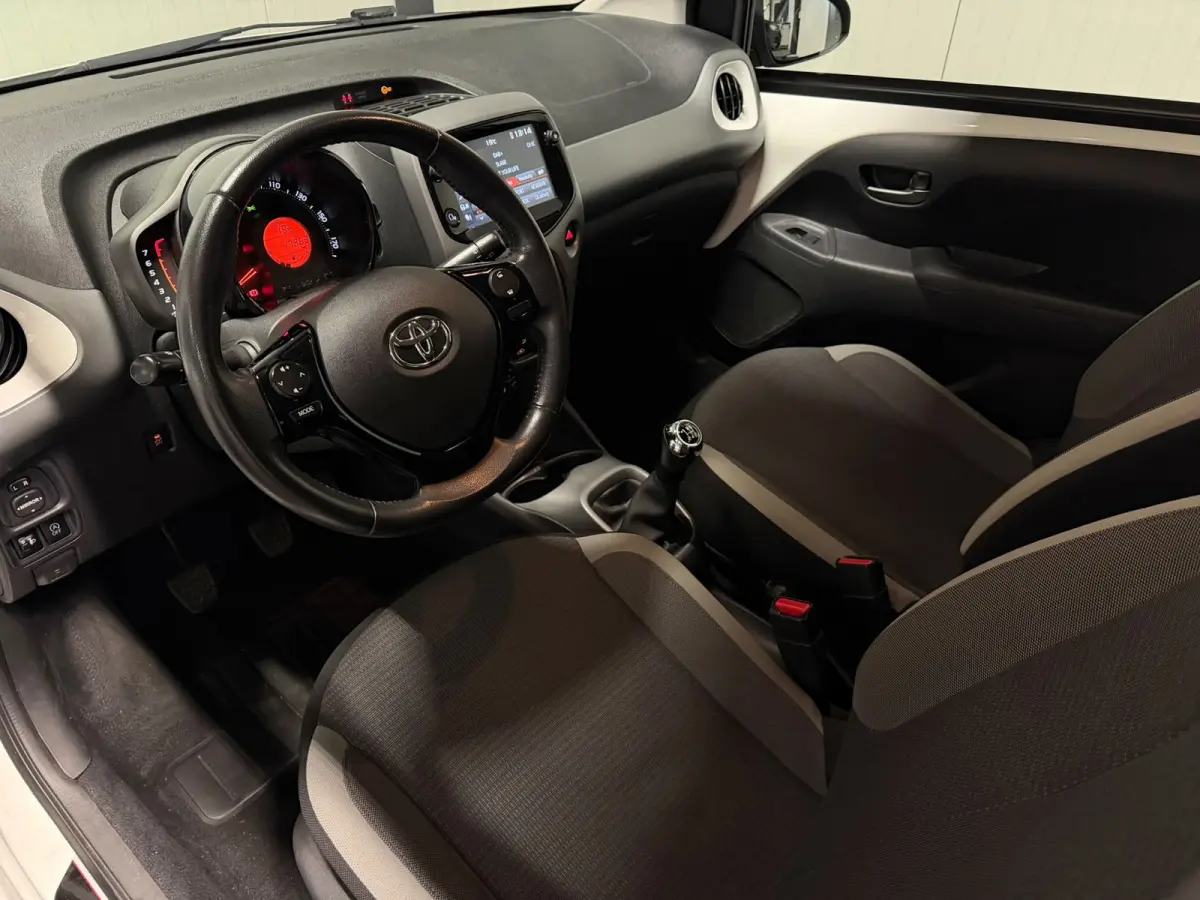 1.0 VVT-i x-play NAVI NL Auto NAP Camera Cruise
