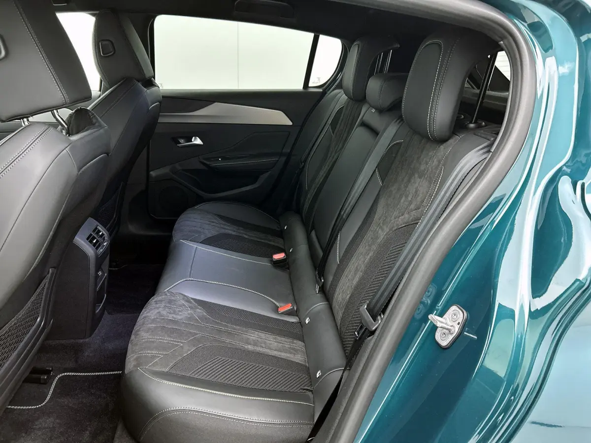 1.2 Hybrid 145pk GT Automaat | 360 Camera | Elektrische Bestuurdersstoel | Climate Control | Adaptieve Cruise Control | LED | 18"LMV | Keyless Entry/Start | Stuur/Stoelen Verwarmd | Apple Ca