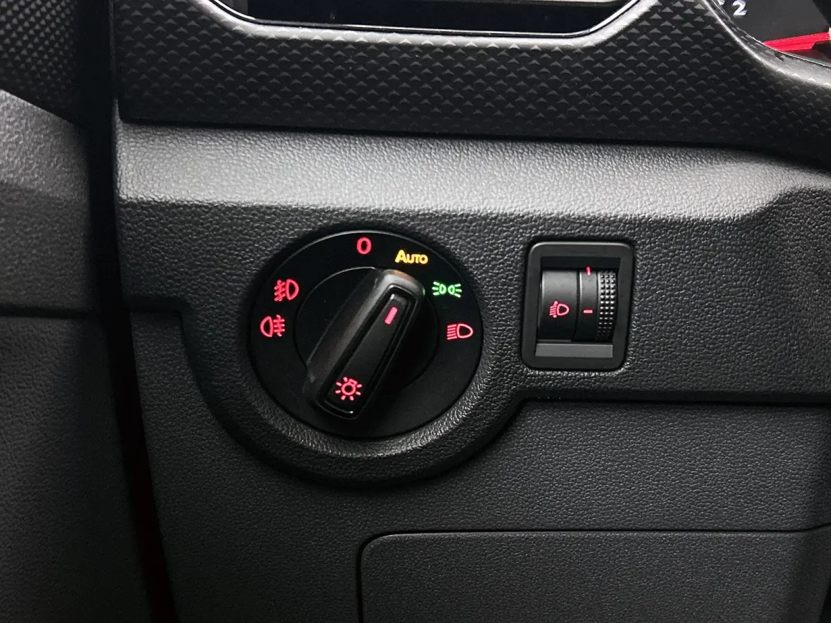 1.0 TSI Life 95 PK | Trekhaak | Airco | Apple Carplay | Android Auto | Adaptive Cruise Control | Lichtmetalen velgen |