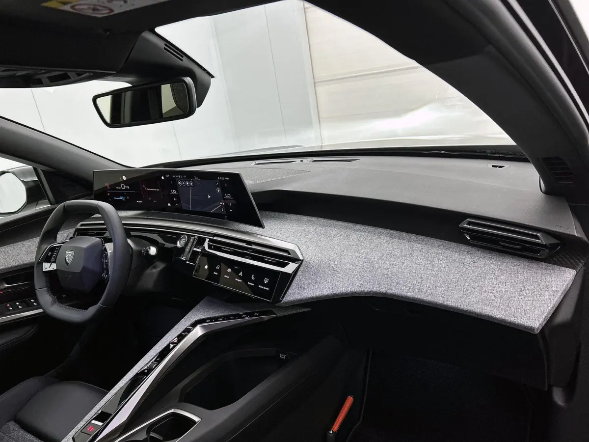 Allure Long Range 230pk 97 kWh Automaat | Tot 8 Jaar Garantie | Verwarmbare stoelen | Cruise control | Climate control | Achteruitrijcamera | 19" lichtmetalen velgen
