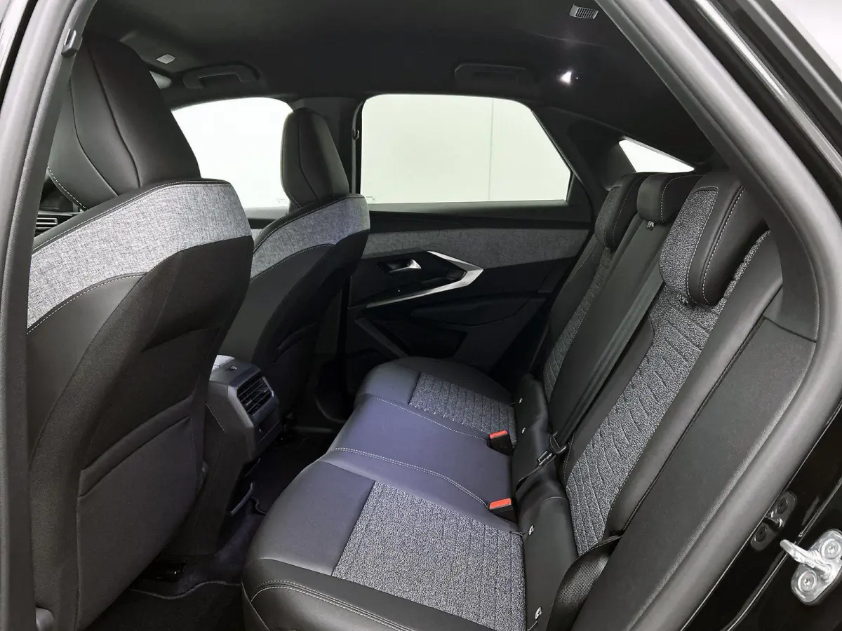 Allure Long Range 230pk 97 kWh Automaat | Tot 8 Jaar Garantie | Verwarmbare stoelen | Cruise control | Climate control | Achteruitrijcamera | 19" lichtmetalen velgen