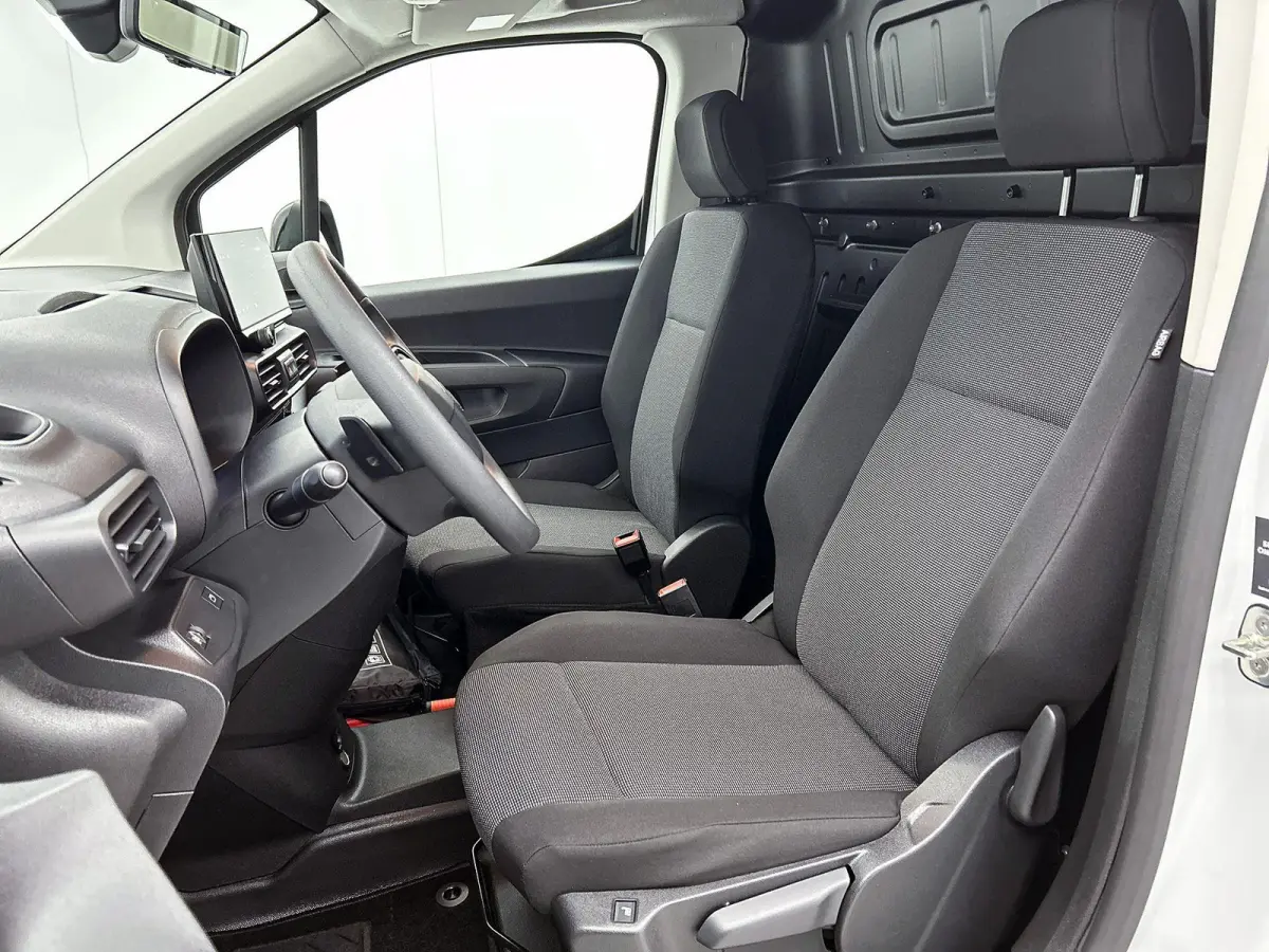 136pk L2 50 kWh Automaat | Houten Vloer | Navigatie | Stoelverwarming | Full-LED | Airco | Cruise Control | Camera | Apple Carplay/Android Auto |