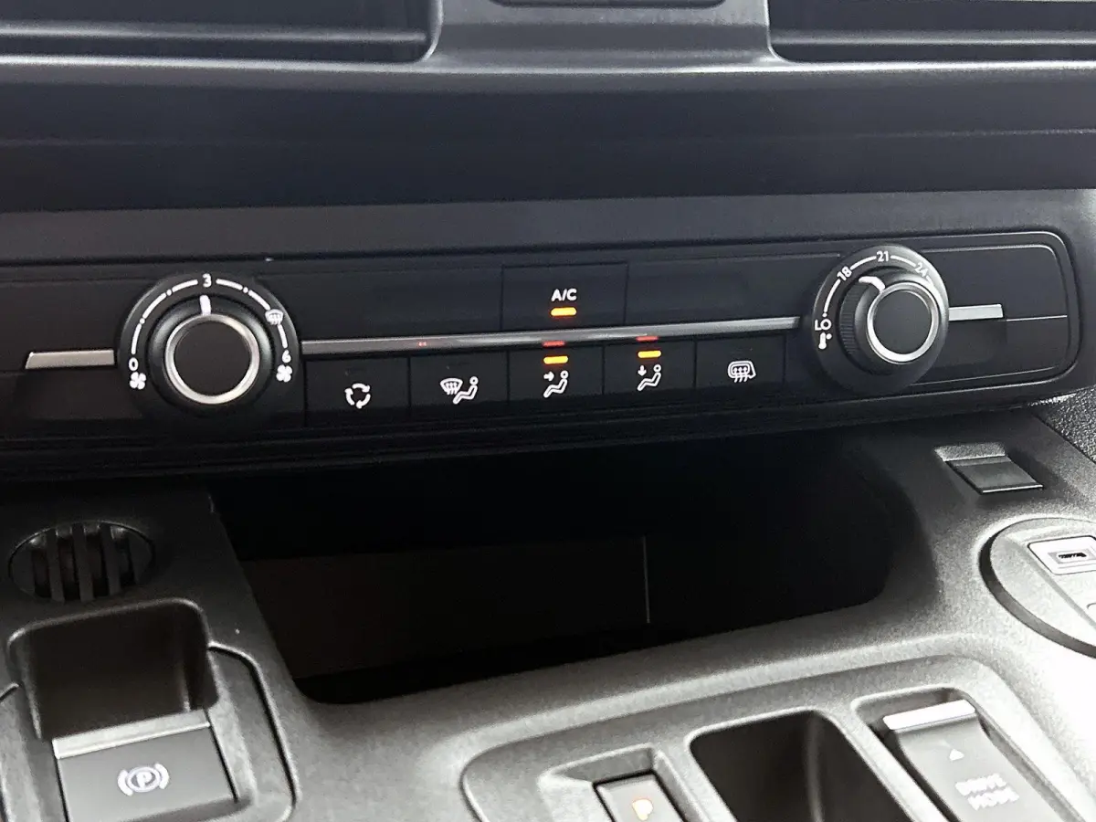 136pk L2 50 kWh Automaat | Houten Vloer | Navigatie | Stoelverwarming | Full-LED | Airco | Cruise Control | Camera | Apple Carplay/Android Auto |