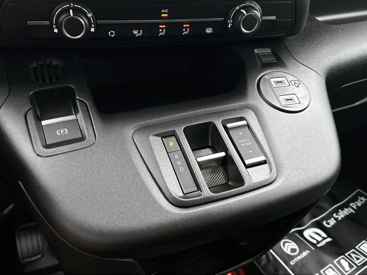 136pk L2 50 kWh Automaat | Houten Vloer | Navigatie | Stoelverwarming | Full-LED | Airco | Cruise Control | Camera | Apple Carplay/Android Auto |