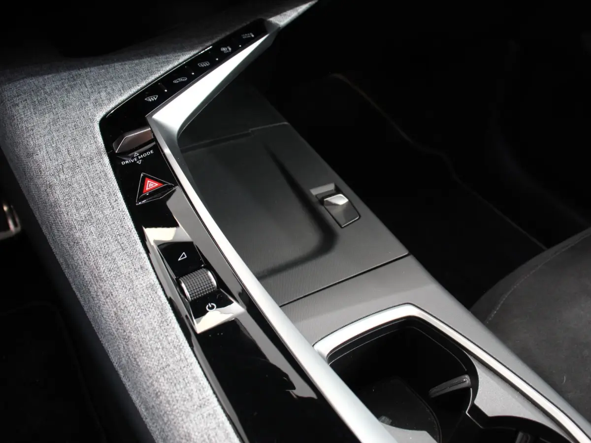 210 GT-Line Automaat Climate control Adaptieve cruise control 360 camera Keyless Apple Carplay/ Android auto Led Verwarmde voorstoelen Stuurverwarming Parkeersensoren Navigatie Afneembare Tr