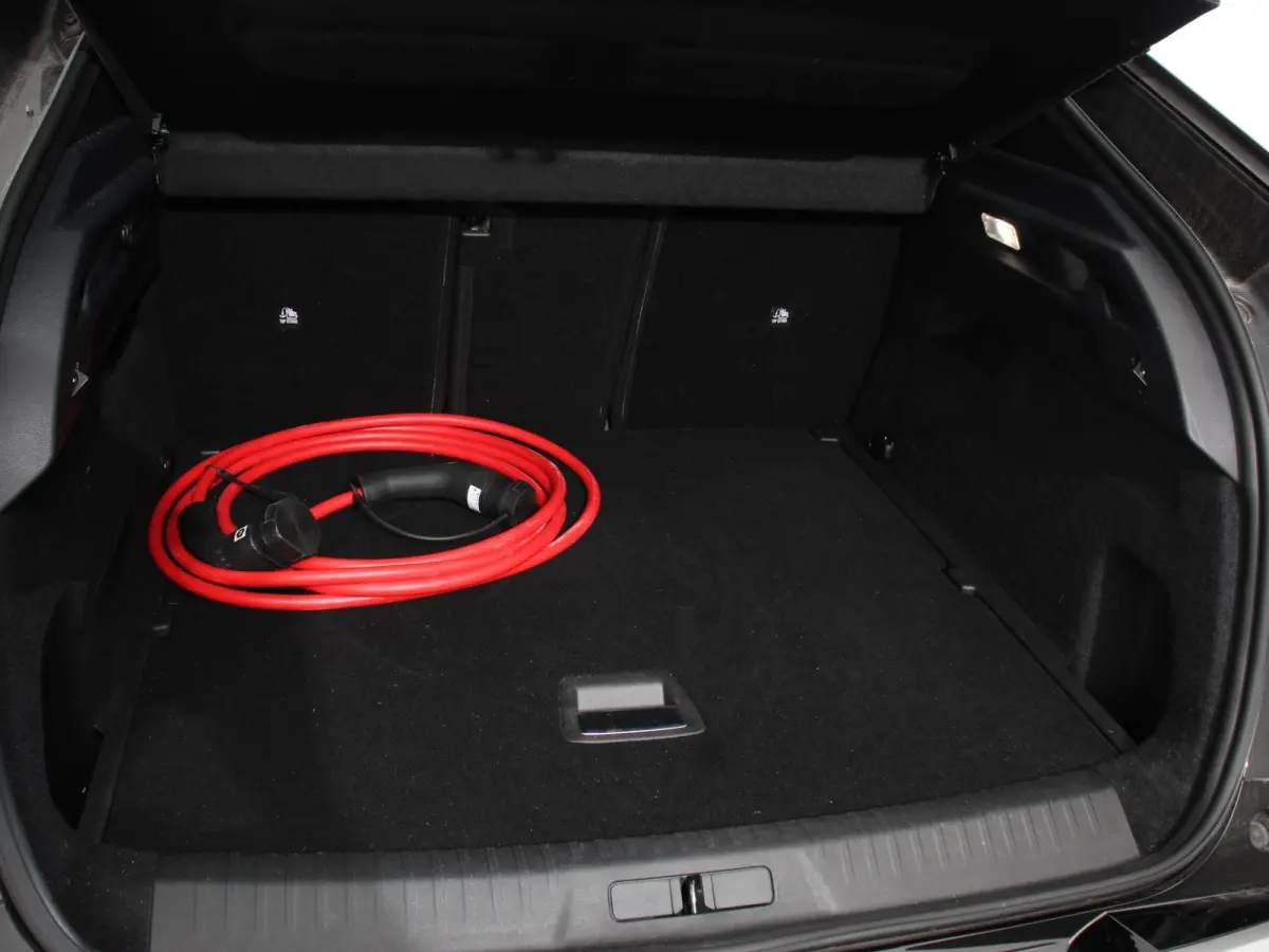 210 GT-Line Automaat Climate control Adaptieve cruise control 360 camera Keyless Apple Carplay/ Android auto Led Verwarmde voorstoelen Stuurverwarming Parkeersensoren Navigatie Afneembare Tr