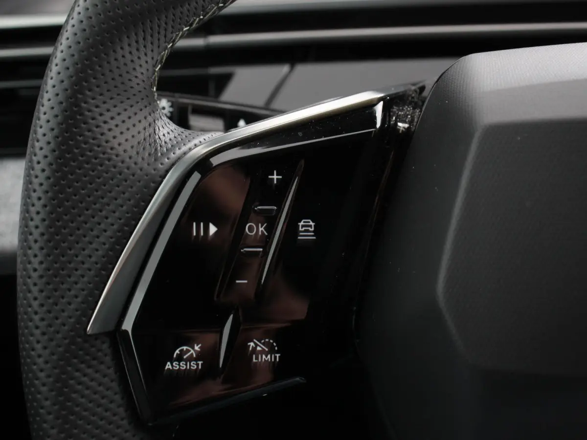 210 GT-Line Automaat Climate control Adaptieve cruise control 360 camera Keyless Apple Carplay/ Android auto Led Verwarmde voorstoelen Stuurverwarming Parkeersensoren Navigatie Afneembare Tr