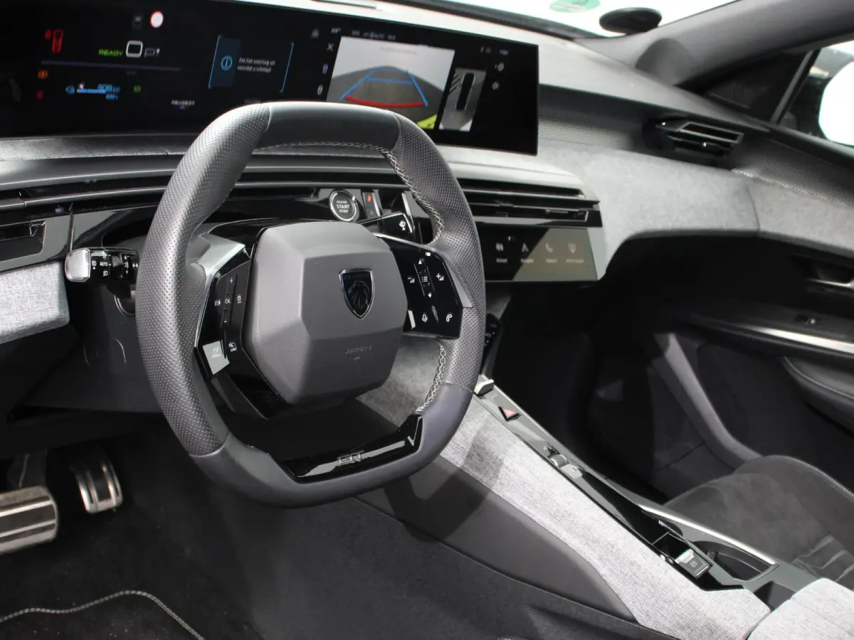 210 GT-Line Automaat Climate control Adaptieve cruise control 360 camera Keyless Apple Carplay/ Android auto Led Verwarmde voorstoelen Stuurverwarming Parkeersensoren Navigatie Afneembare Tr