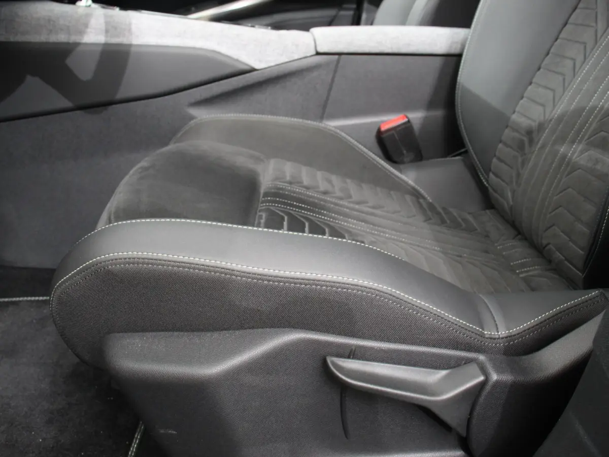 210 GT-Line Automaat Climate control Adaptieve cruise control 360 camera Keyless Apple Carplay/ Android auto Led Verwarmde voorstoelen Stuurverwarming Parkeersensoren Navigatie Afneembare Tr