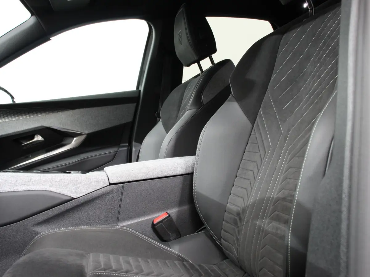 210 GT-Line Automaat Climate control Adaptieve cruise control 360 camera Keyless Apple Carplay/ Android auto Led Verwarmde voorstoelen Stuurverwarming Parkeersensoren Navigatie Afneembare Tr