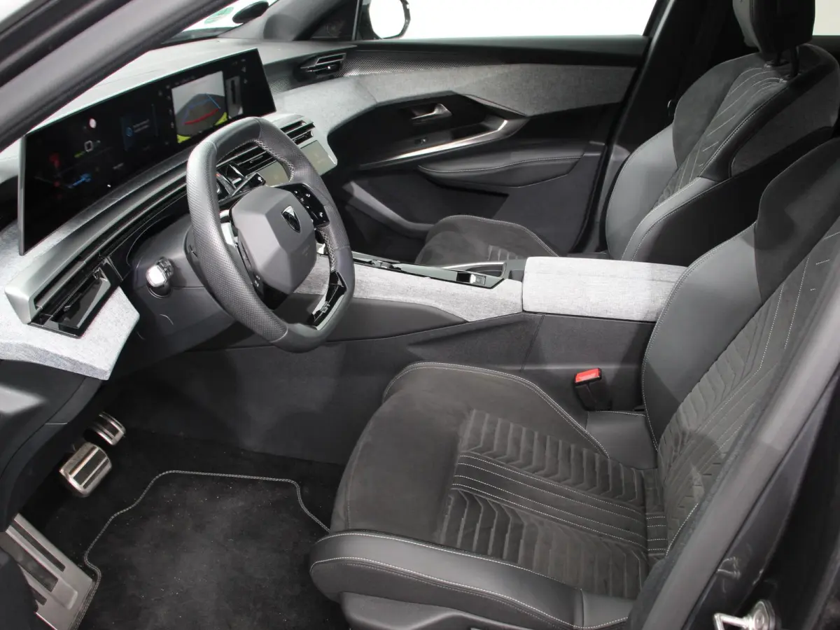 210 GT-Line Automaat Climate control Adaptieve cruise control 360 camera Keyless Apple Carplay/ Android auto Led Verwarmde voorstoelen Stuurverwarming Parkeersensoren Navigatie Afneembare Tr