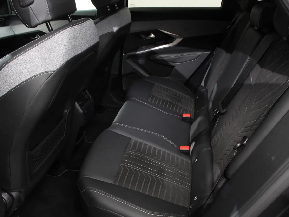 210 GT-Line Automaat Climate control Adaptieve cruise control 360 camera Keyless Apple Carplay/ Android auto Led Verwarmde voorstoelen Stuurverwarming Parkeersensoren Navigatie Afneembare Tr
