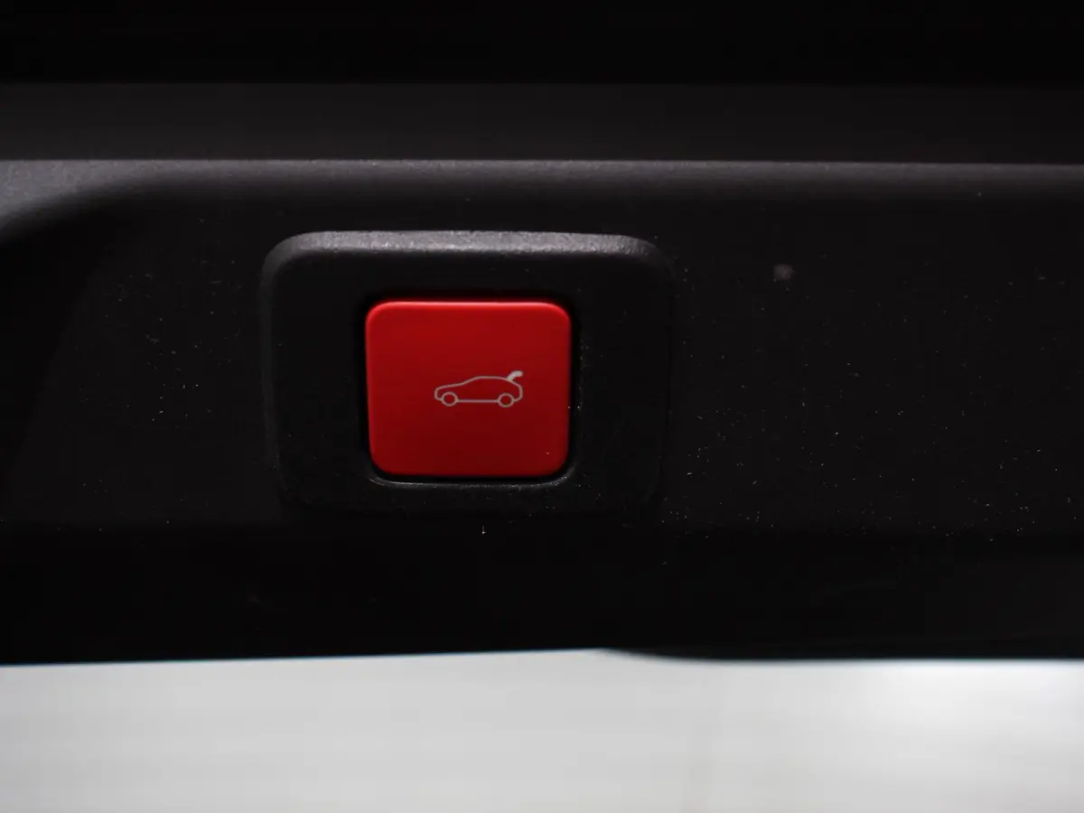 210 GT-Line Automaat Climate control Adaptieve cruise control 360 camera Keyless Apple Carplay/ Android auto Led Verwarmde voorstoelen Stuurverwarming Parkeersensoren Navigatie Afneembare Tr