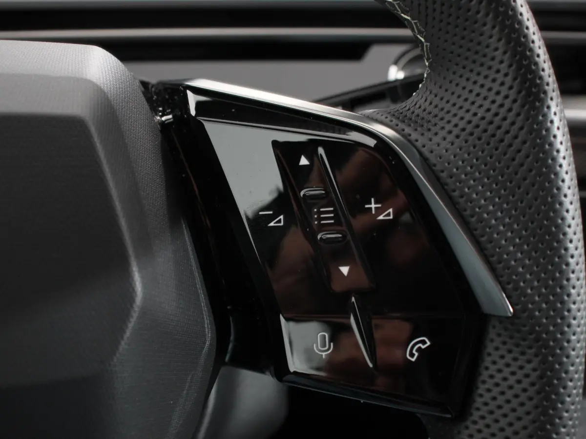210 GT-Line Automaat Climate control Adaptieve cruise control 360 camera Keyless Apple Carplay/ Android auto Led Verwarmde voorstoelen Stuurverwarming Parkeersensoren Navigatie Afneembare Tr