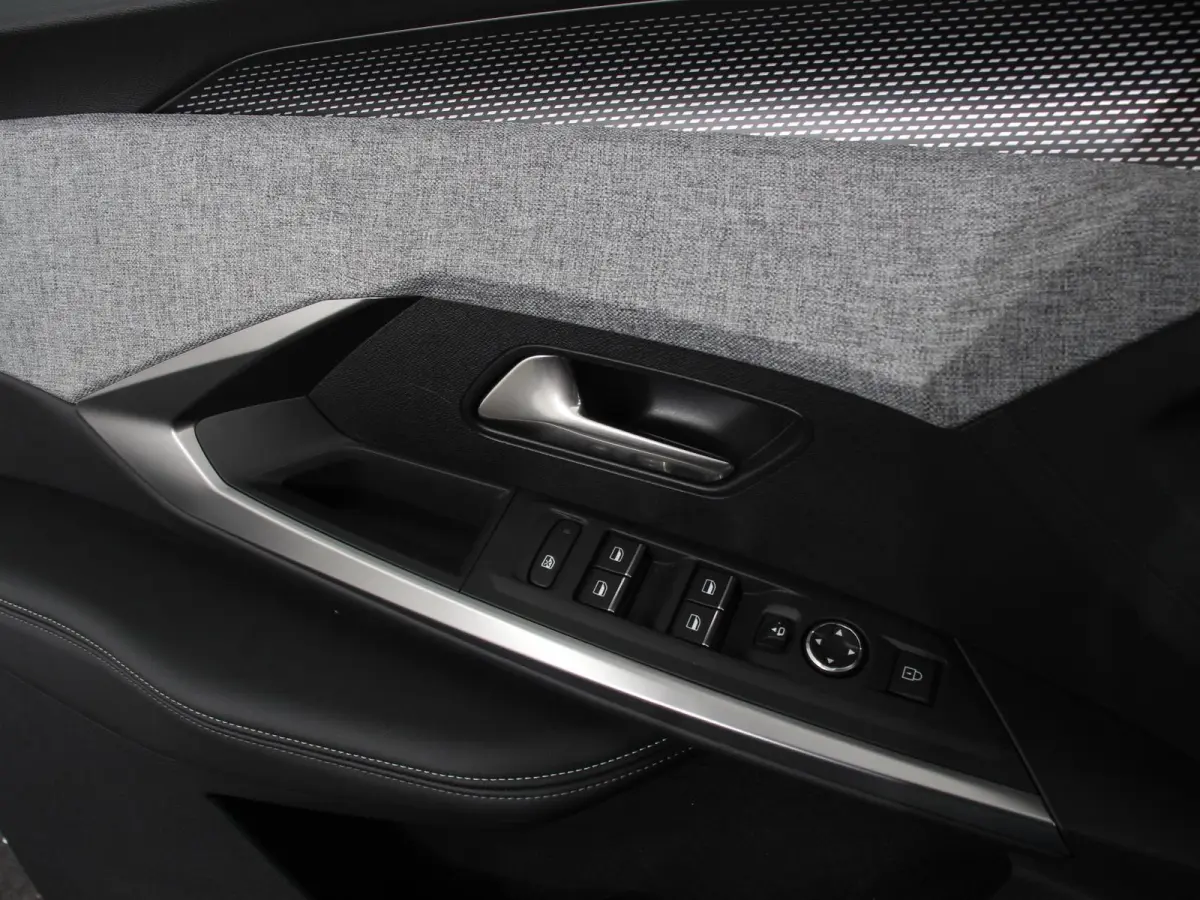 210 GT-Line Automaat Climate control Adaptieve cruise control 360 camera Keyless Apple Carplay/ Android auto Led Verwarmde voorstoelen Stuurverwarming Parkeersensoren Navigatie Afneembare Tr