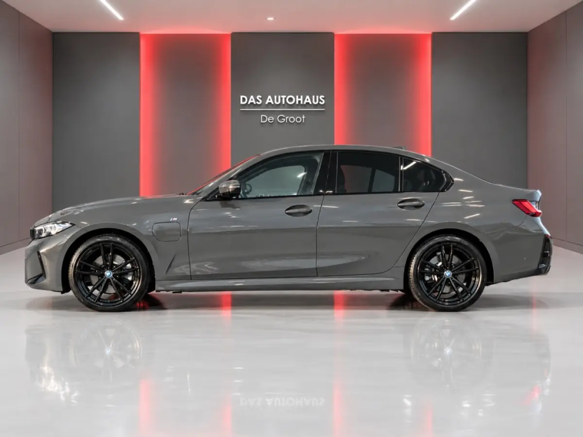 320e Limousine M Sport | ACC | Pano | NL Auto | Camera
