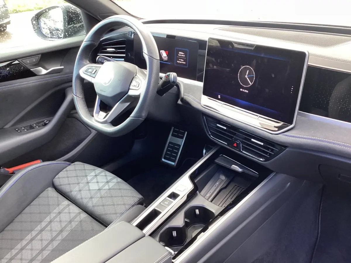 1.5 eHybrid 204PK R-Line Edition Schuif-kanteldak | Wegklapbare trekhaak | 360 camera | Dode-hoek detectie | Elektrische achterklep | Stoelverwarming voor en achter | Stuurwielverwarming | V