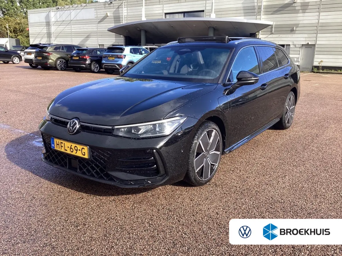 1.5 eHybrid 204PK R-Line Edition Schuif-kanteldak | Wegklapbare trekhaak | 360 camera | Dode-hoek detectie | Elektrische achterklep | Stoelverwarming voor en achter | Stuurwielverwarming | V