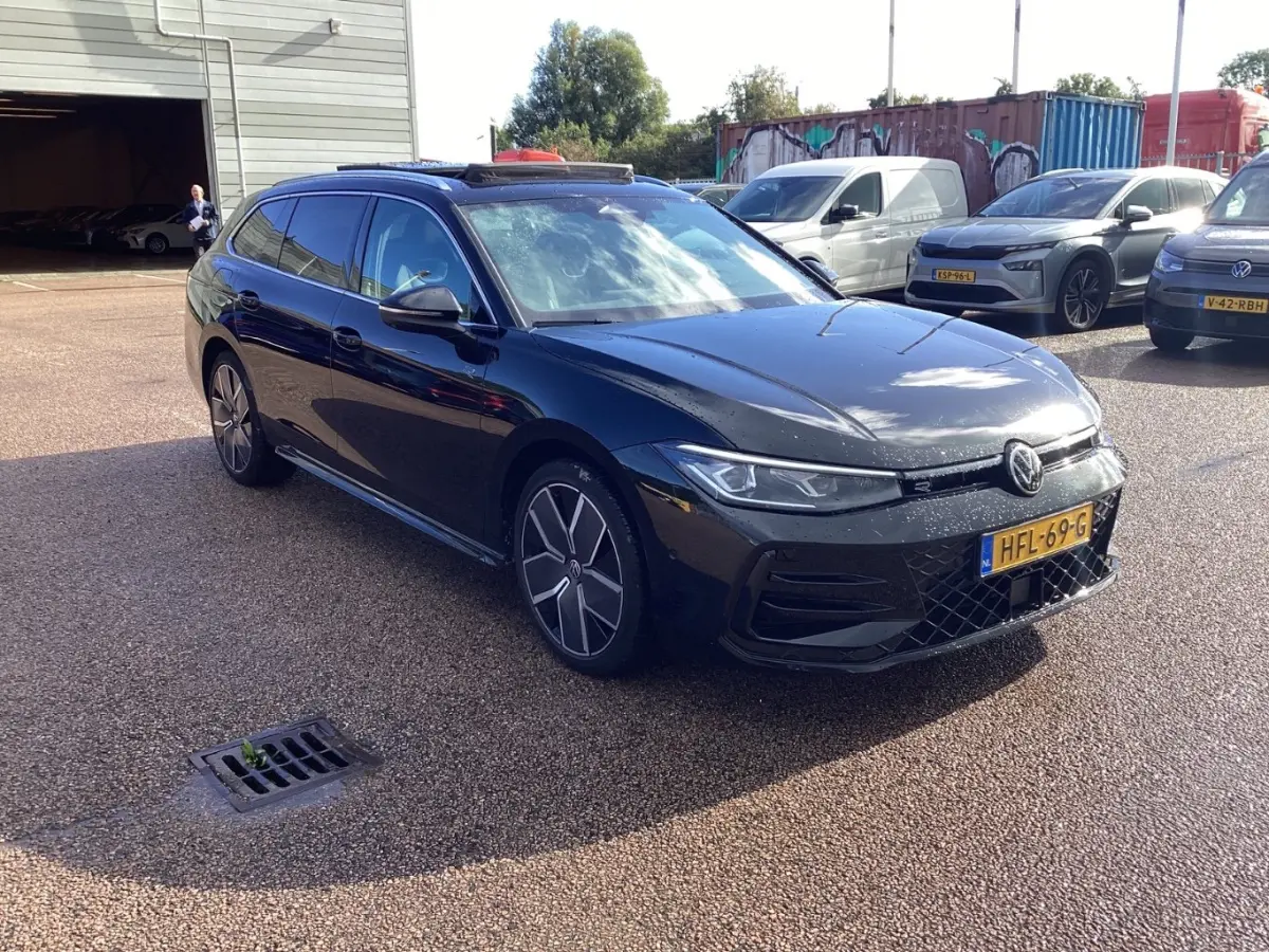 1.5 eHybrid 204PK R-Line Edition Schuif-kanteldak | Wegklapbare trekhaak | 360 camera | Dode-hoek detectie | Elektrische achterklep | Stoelverwarming voor en achter | Stuurwielverwarming | V