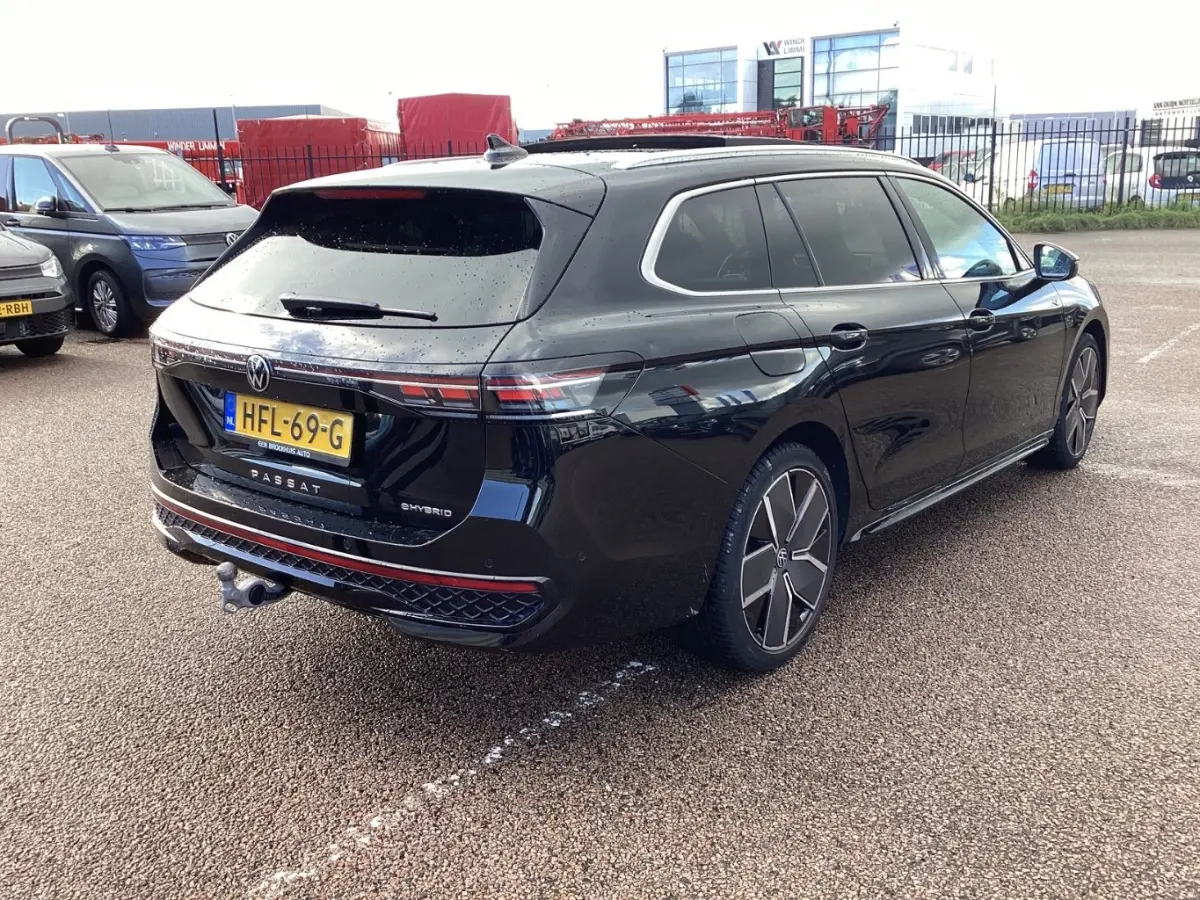 1.5 eHybrid 204PK R-Line Edition Schuif-kanteldak | Wegklapbare trekhaak | 360 camera | Dode-hoek detectie | Elektrische achterklep | Stoelverwarming voor en achter | Stuurwielverwarming | V