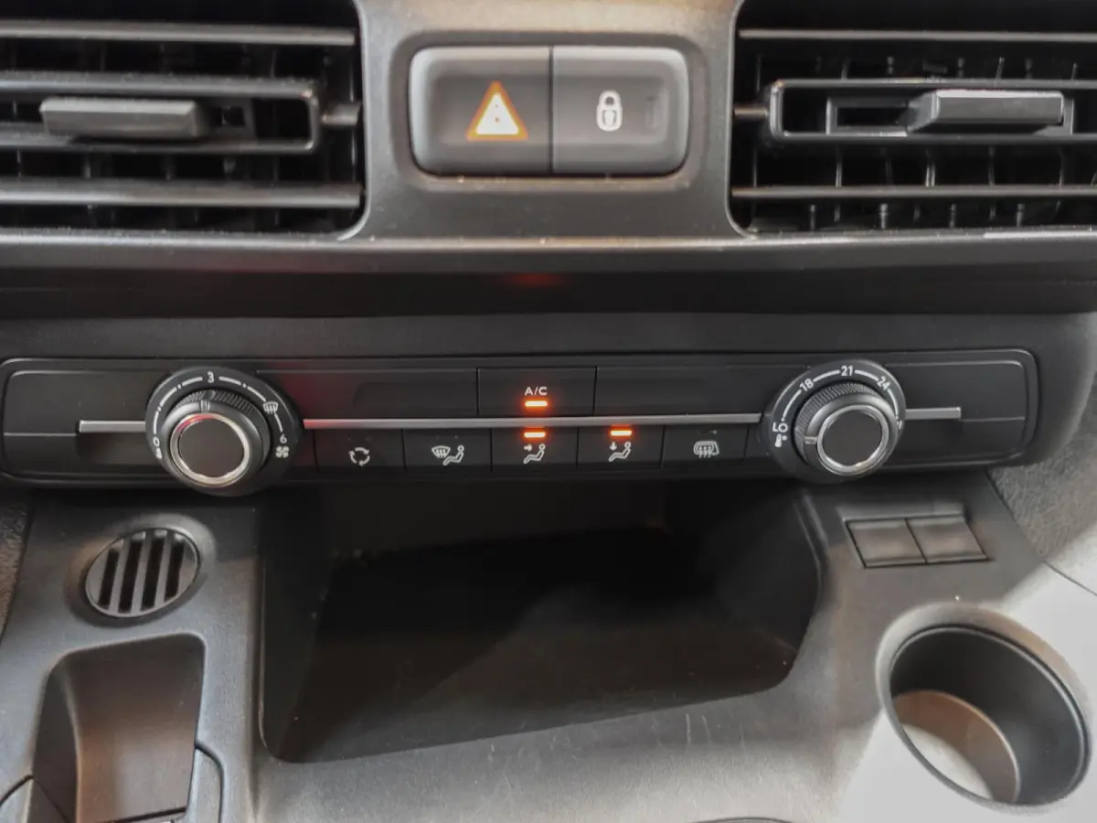 1.5 BlueHDi 100pk L2 Airco Cruise control Trekhaak Parkeersensoren Bluetooth