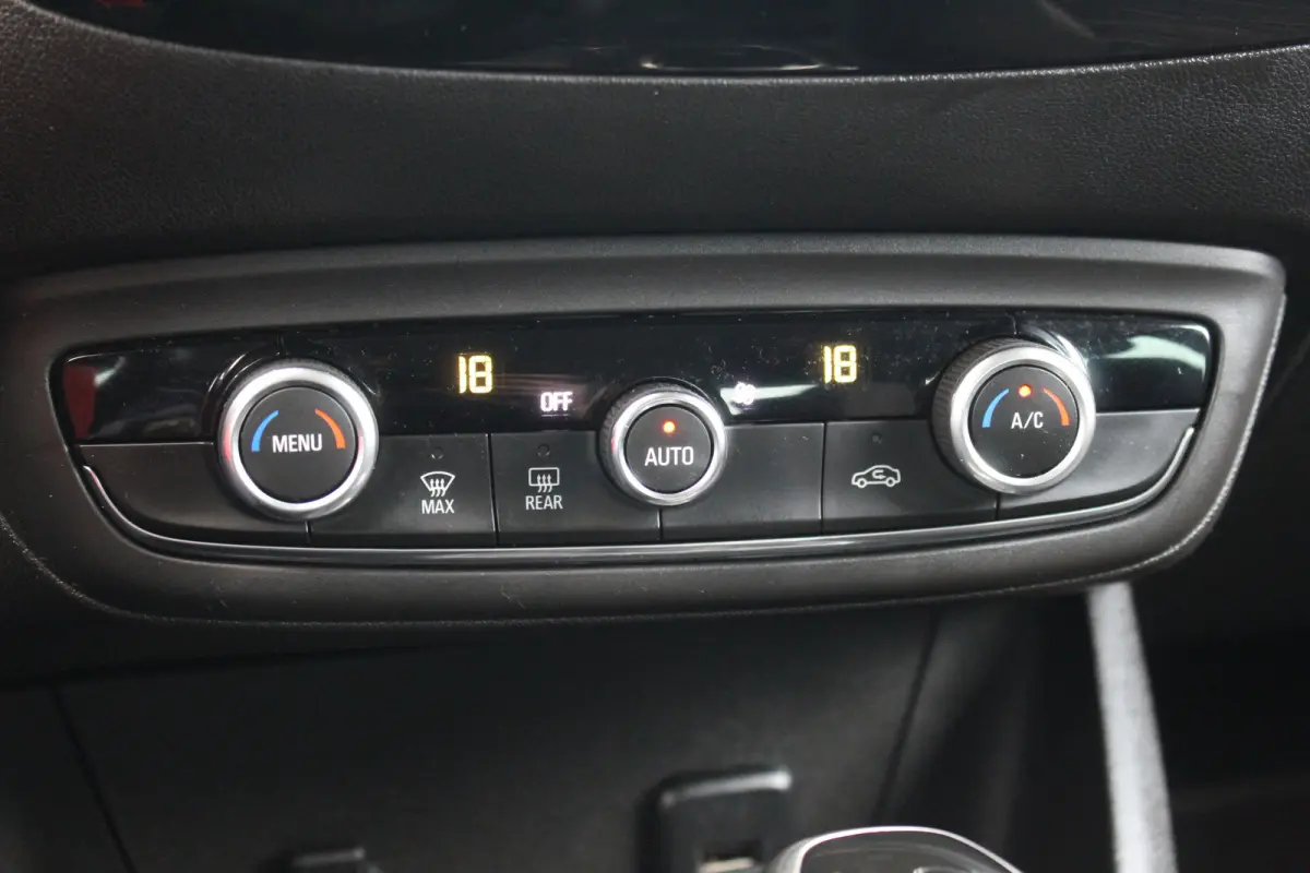 1.2 Turbo 120 Jaar Edition | Camera | Trekh Afn. | PDC V+A | Carplay | Cruise | Camera | Trekh Afn. | PDC V+A | Carplay | Cruise |