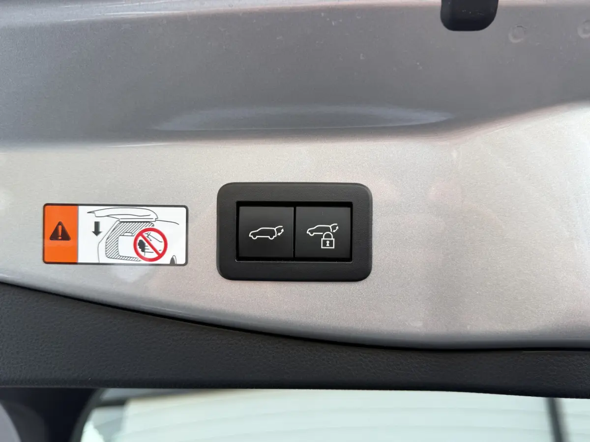 1.8 Hybrid 140 First Edition | ACC | CarPlay | Elek. Achterklep | Camera | 18 inch
