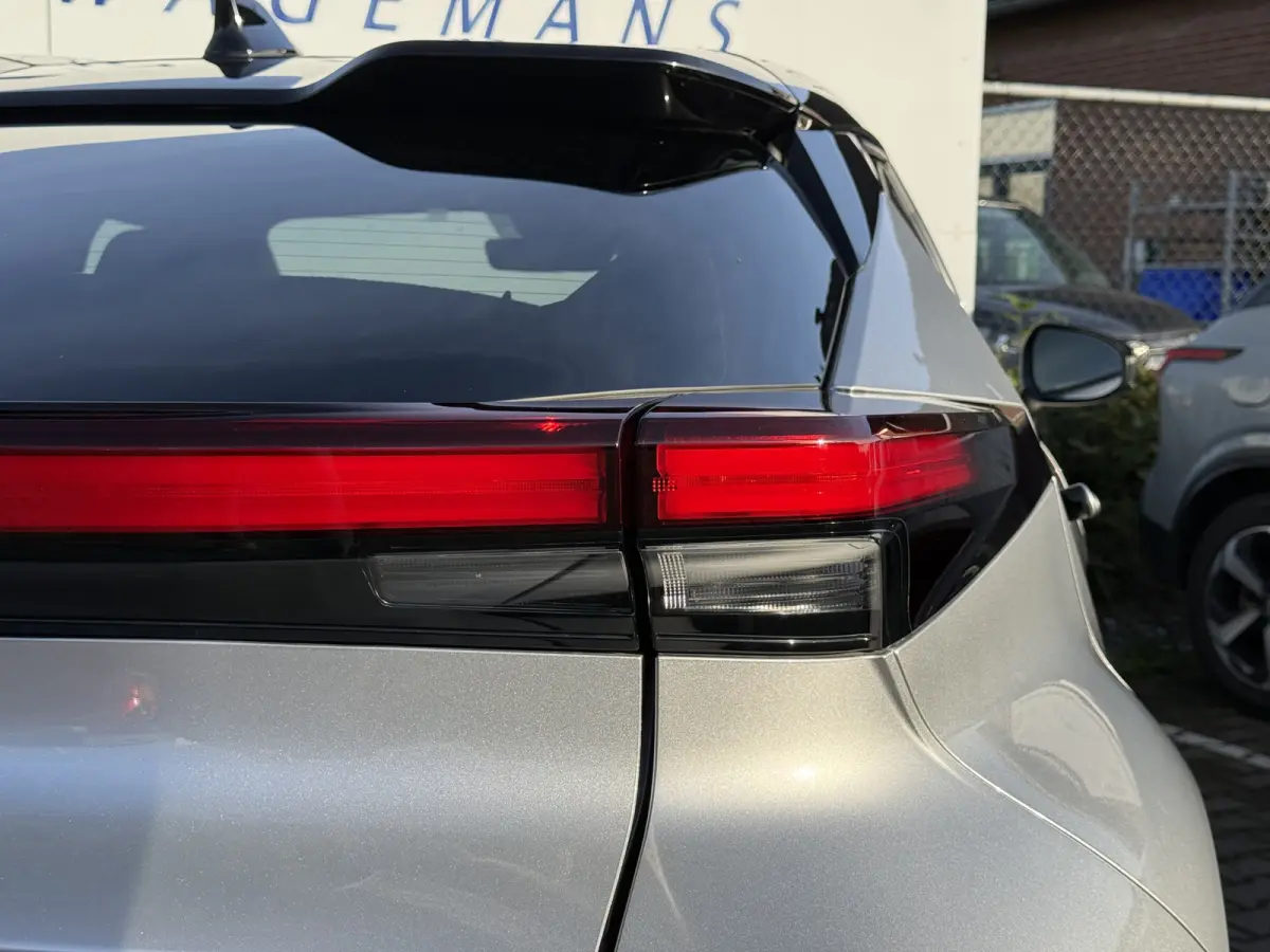 1.8 Hybrid 140 First Edition | ACC | CarPlay | Elek. Achterklep | Camera | 18 inch