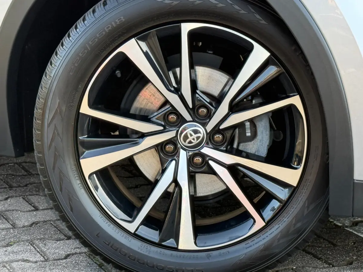 1.8 Hybrid 140 First Edition | ACC | CarPlay | Elek. Achterklep | Camera | 18 inch