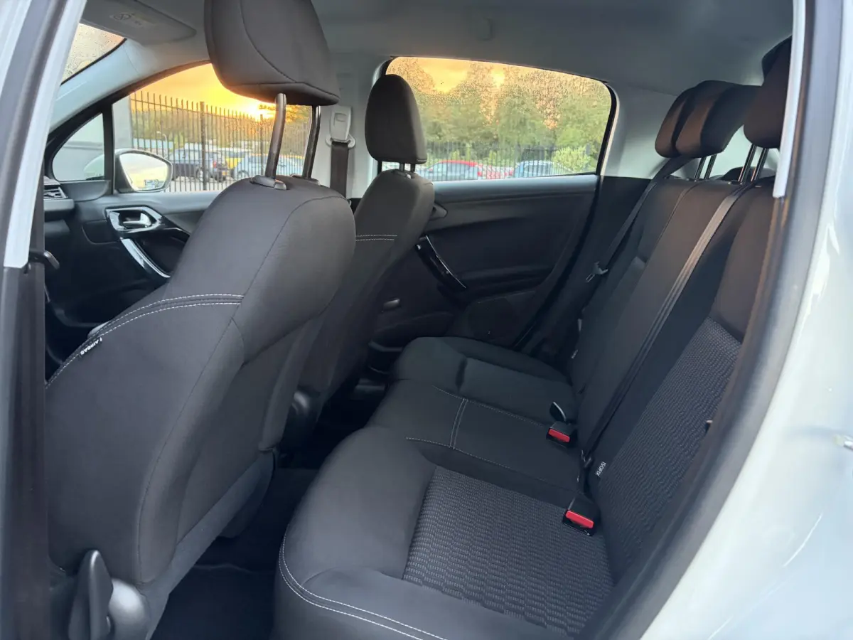 1.2 PureTech Blue Lion ✓2 Eigenaar✓Navi✓Carplay✓Trekhaak✓Airco✓Cruise✓Pdc✓N.A.P✓Weinig Km✓Apk tot 12-2027