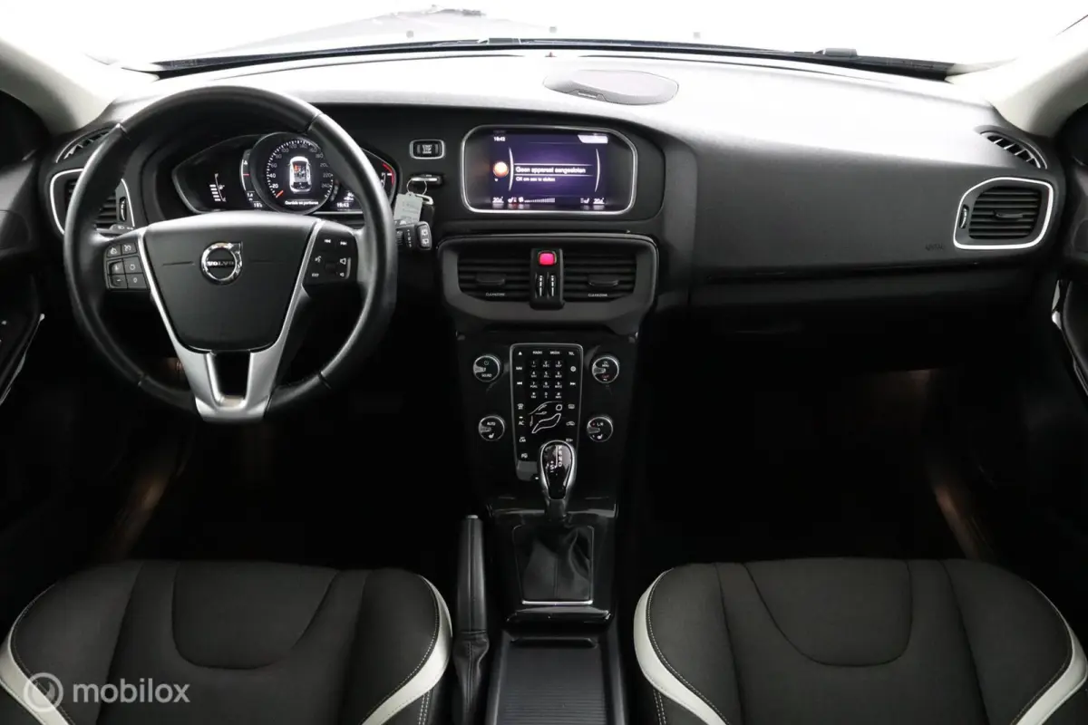 1.5 T3 Dynamic Edition | Panoramadak | Trekhaak | Stoelverwarming | Harman Kardon | Navigatie | All Season Banden | Privacy Glass