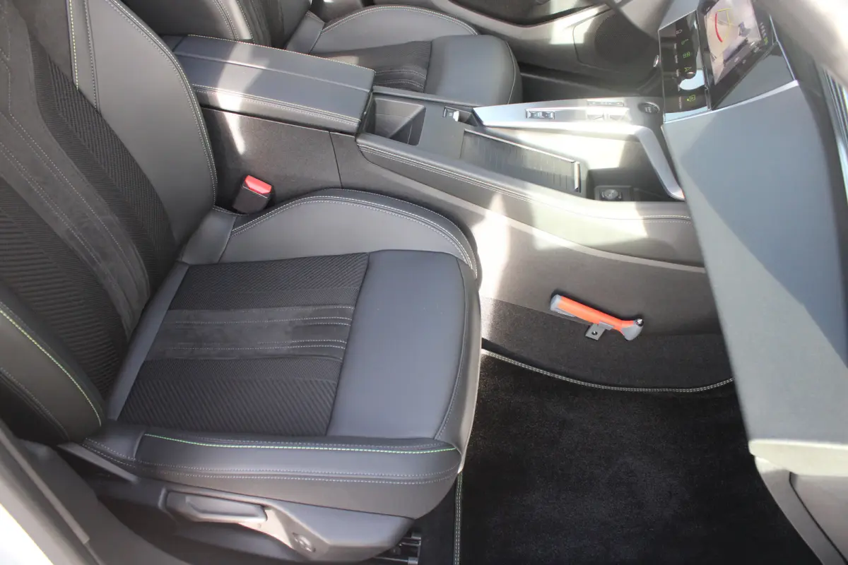 1.2 Hybrid 145 e-DCS6 GT | Panorama/schuifdak | Luxe stoelen | Focal | Trekhaak | Nieuw model | 5.000km |