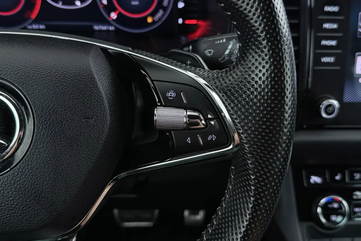 1.5 TSI Sportline Business 7p. | Org NL | Canton | Digital Cockpit | Camera | Stoelverwarming |