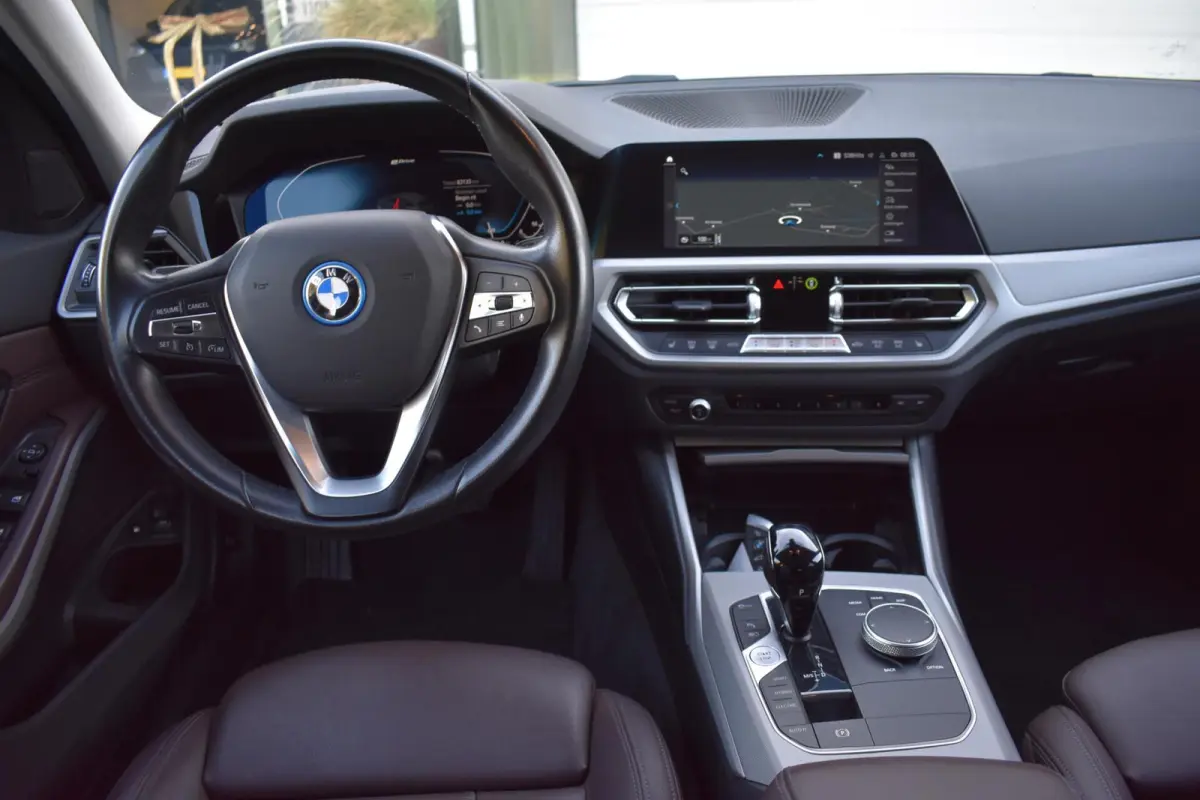 320e Business Edition Plus | Leder | Camera | Stoelverwarming |