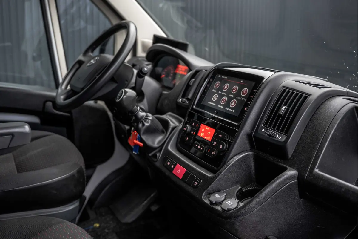 2.2 D | 3-Zits | Bakwagen met Laadklep en zijdeur | LED | Carplay | Cruise | Climatronic