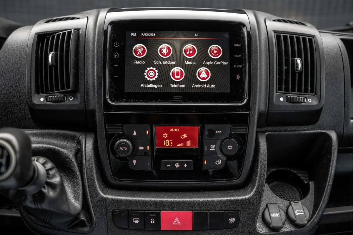 2.2 D | 3-Zits | Bakwagen met Laadklep en zijdeur | LED | Carplay | Cruise | Climatronic