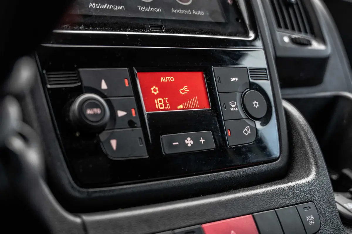 2.2 D | 3-Zits | Bakwagen met Laadklep en zijdeur | LED | Carplay | Cruise | Climatronic