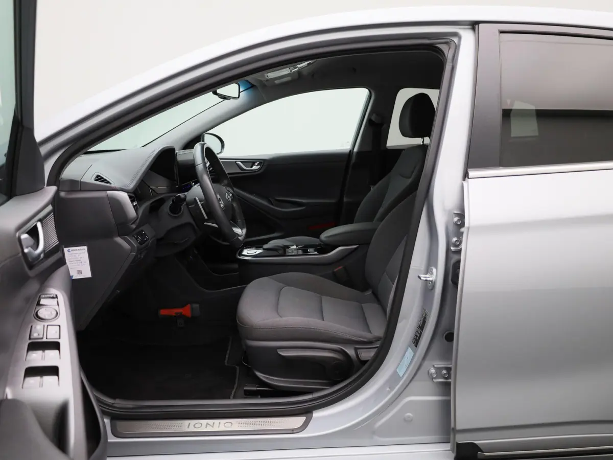 Comfort EV 38 kWh | Automaat | Parkeer sensoren | Virtual cockpit | Cruise control | Climate control | Navigatie | DAB | LED | Bluetooth | Sfeer verlichting | Stoel verwarming | Camera