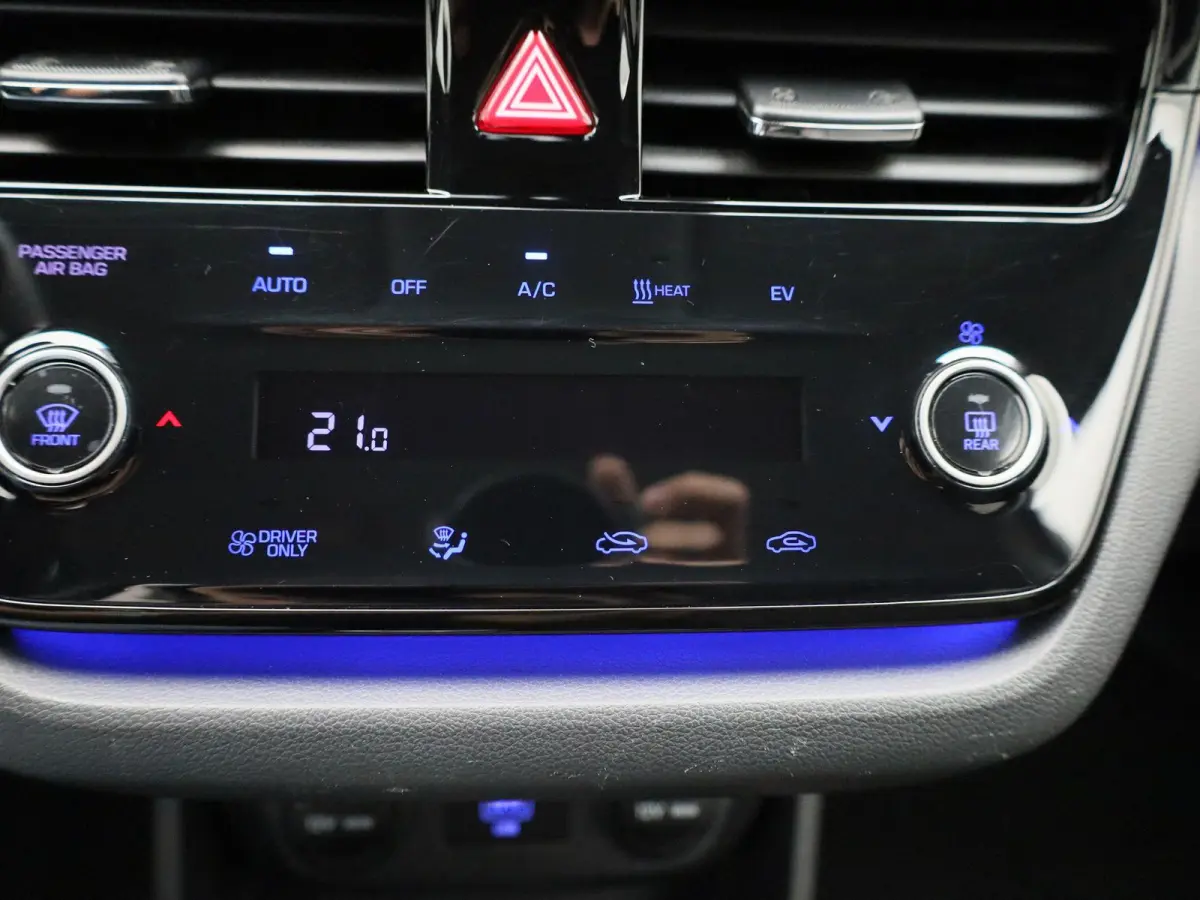 Comfort EV 38 kWh | Automaat | Parkeer sensoren | Virtual cockpit | Cruise control | Climate control | Navigatie | DAB | LED | Bluetooth | Sfeer verlichting | Stoel verwarming | Camera