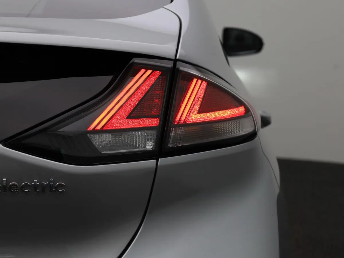 Comfort EV 38 kWh | Automaat | Parkeer sensoren | Virtual cockpit | Cruise control | Climate control | Navigatie | DAB | LED | Bluetooth | Sfeer verlichting | Stoel verwarming | Camera