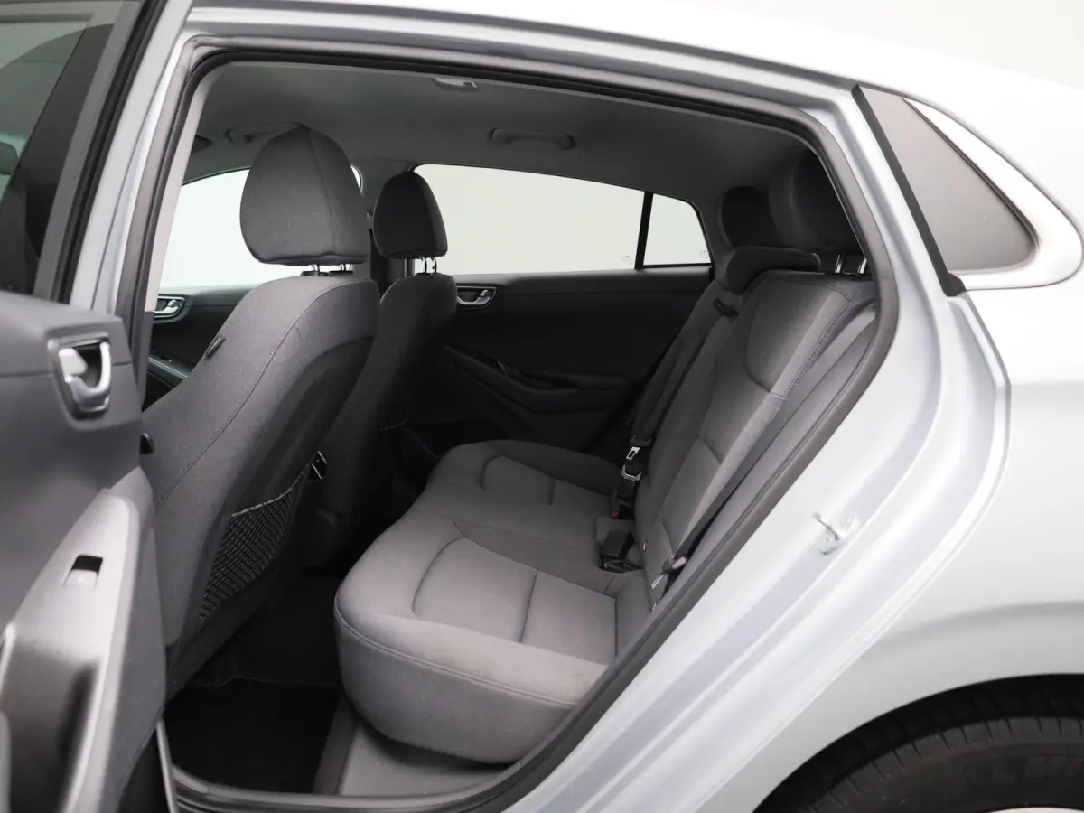 Comfort EV 38 kWh | Automaat | Parkeer sensoren | Virtual cockpit | Cruise control | Climate control | Navigatie | DAB | LED | Bluetooth | Sfeer verlichting | Stoel verwarming | Camera